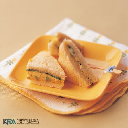 아보카도 달걀 샌드위치 완성 사진